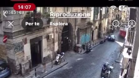Furgone si schianta ai Quartieri Spagnoli: tre feriti. Il video dell'incidente