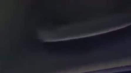 Grosso incendio a Ponticelli, colonna di fumo nero su Napoli