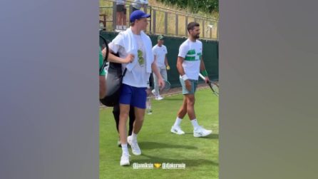 Sinner e Djokovic s'incontrano a Wimbledon durante gli allenamenti: il breve scambio