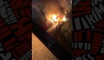 Roma, residenti provano a spegnere l'incendio dal balcone: "Pensavo ci fosse una persona in auto"