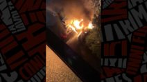Roma, residenti provano a spegnere l'incendio dal balcone: "Pensavo ci fosse una persona in auto"