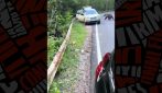 Scende dall'auto per avvicinarsi all'orso e poi si rifugia in auto