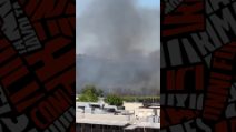 Ancora fiamme anche a Fiumicino: circolazione ferroviaria sospesa e treni in tilt per un incendio