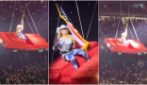 Il video di Beyoncé che resta sospesa in auto su un'auto in bilico: lo spavento dei fan