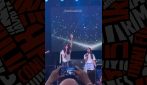 Ambra e la figlia Jolanda Renga cantano T'appartengo al Milano Pride