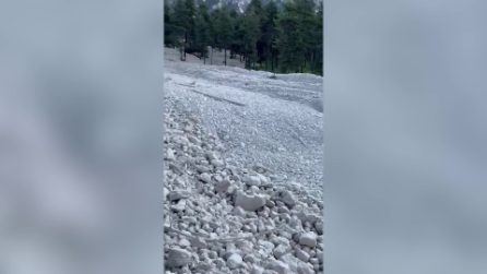 Nuova colata detritica da Croda Marcora sulle Dolomiti: carreggiata invasa e SS 51 chiusa