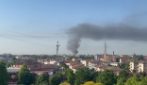 Incendio a Treviglio, in fiamme un capannone industriale: colonna di fumo nero visibile a chilometri