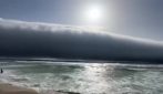 In Portogallo appare una “roll cloud”: spettacolare e raro fenomeno atmosferico lungo la costa