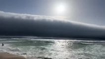 In Portogallo appare una “roll cloud”: spettacolare e raro fenomeno atmosferico lungo la costa