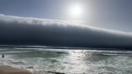 In Portogallo appare una “roll cloud”: spettacolare e raro fenomeno atmosferico lungo la costa
