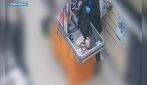 Armato rapina 4 negozi e scappa col bottino di 8mila euro e Gratta e Vinci: arrestato
