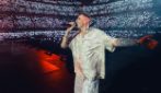 Il video di Marracash che annuncia il tour nei palazzetti durante il concerto all'Olimpico