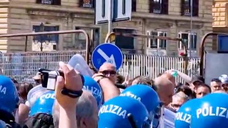Napoli, tensioni con la polizia al corteo prima della seduta per Gaza in Consiglio comunale