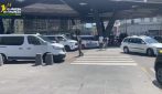 Tassisti abusivi in Suv senza patente a Napoli, ingannavano clienti tra Stazione e Aeroporto con prezzi elevati