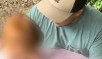 Bimbo dice addio alla sua gatta