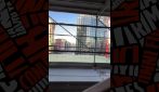 Sale su un grattacielo di Porta Nuova a Milano e si butta con il paracadute: il video della discesa