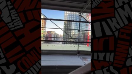 Sale su un grattacielo di Porta Nuova a Milano e si butta con il paracadute: il video della discesa