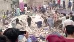 Crolla edificio in Pakistan, vittime e persone intrappolate sotto le macerie: il video dei soccorsi