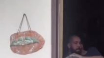 Esonda il fiume Seveso, residenti bloccati in casa: il video del salvataggio
