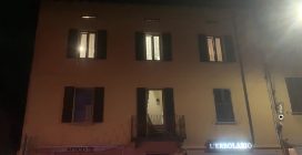 Uccide il padre adottivo davanti ai familiari a Varese, un testimone: "Li ho sentiti litigare"