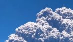 Indonesia, nuova eruzione del vulcano Lewotobi Laki-Laki: nube di cenere alta 18 km