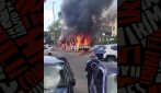 Incendio a corso Francia, nube di fumo nero verso il cielo e fiamme alte