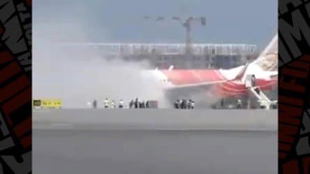 Incendio su aereo Air India pochi secondi dopo l'atterraggio, fumo dalla coda: salvi passeggeri