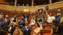 "Non per Falcone e Borsellino, ma per Berlusconi": M5s protesta in Aula su riforma della giustizia
