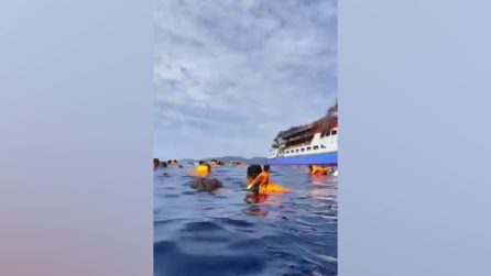 Incendio su traghetto in Indonesia: 3 morti, tra cui una donna incinta. Il video