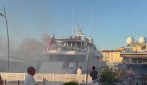 Francia, yacht di lusso in fiamme nel porto di Saint-Tropez: bruciati in poche ore 94 milioni di euro