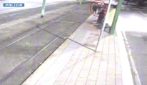 Il video dell'aggressione ai due fratelli alla fermata del tram a Milano: uno viene accoltellato