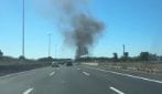 Fiamme a Roma, scoppia un incendio all'uscita del raccordo: alta nube di fumo nero verso il cielo