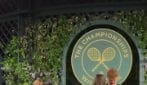 Jannik Sinner balla con Iga Swiatek dopo la vittoria a Wimbledon