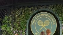 Jannik Sinner balla con Iga Swiatek dopo la vittoria a Wimbledon