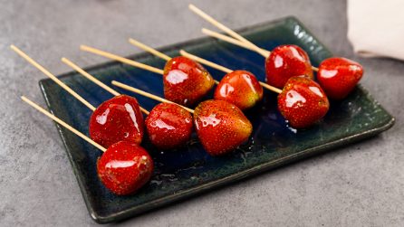 FRAGOLE CARAMELLATE: i dolcetti di frutta golosi e divertenti da preparare!