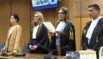 Condannati il boss e l'avvocato che minacciarono Saviano e Capacchione. Lo scrittore in lacrime