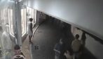 Capri, video della rapina dell'orologio di lusso al lord inglese: pochi secondi per strapparglielo dal polso