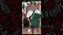 I tifosi aspettano Sinner all'aeroporto di Bolzano, ma arriva solo il fratello Mark con la coppa