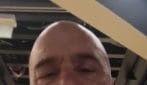 Luca Zingaretti irritato in aeroporto: "La moglie di un politico è passata davanti a tutti, vergognatevi"