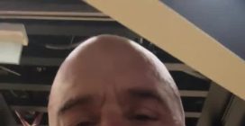 Luca Zingaretti irritato in aeroporto: "La moglie di un politico è passata davanti a tutti, vergognatevi"