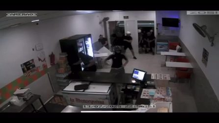 Spagna, neofascisti entrano in un negozio di Kebab e lo devastano