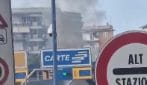 Un'altra auto incendiata sulla Tangenziale di Napoli, è la seconda in due giorni: traffico all'uscita Camaldoli