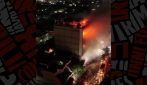 Iraq, incendio in centro commerciale a Kut: le fiamme distruggono l'edificio, decine di morti