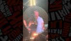 Al concerto dei Coldplay due amanti ripresi dalla Love Cam, la reazione della coppia
