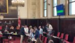 Bagarre in Consiglio comunale a Milano dopo l'inchiesta sull'urbanistica: "Sala dimettiti"