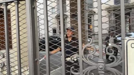 "Sala dimettiti": bagarre in Consiglio comunale a Milano. E Tancredi si chiude nel silenzio
