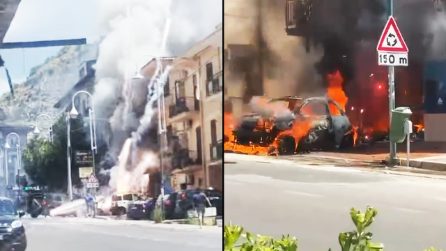 Incendio in un negozio di fuochi d'artificio a Sezze, fiamme e fumo contro un palazzo