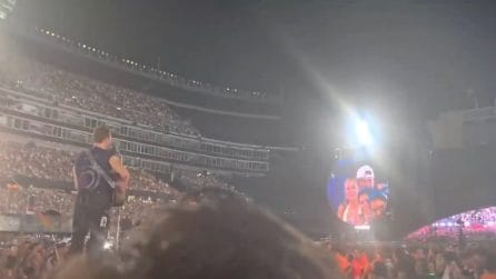 Chris Martin chiede a una coppia se è ufficiale, dopo la viralità del video di Andy e Kristin