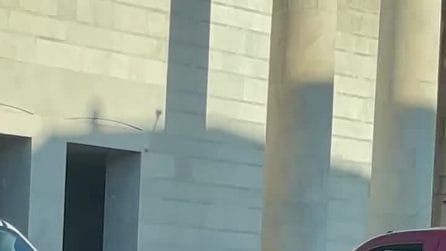 Terribile schianto sulla Cristoforo Colombo a Roma fra ambulanza e due auto: feriti e strada chiusa