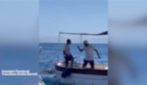 Grotta Azzurra di Capri, la lite fra barcaioli davanti ai turisti